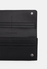 Tommy Hilfiger EMBLEM LARGE FLAP WALLET Wallet black КОШЕЛЕК С БОЛЬШИМ КЛАПАНОМ С ЭМБЛЕМОЙ Бумажник черный