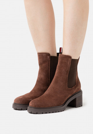 Tommy Hilfiger OUTDOOR CHELSEA MID HEEL BOOT Classic ankle boots truffle brown OUTDOOR CHELSEA MID HEEL BOOT Классические ботильоны трюфель коричневый
