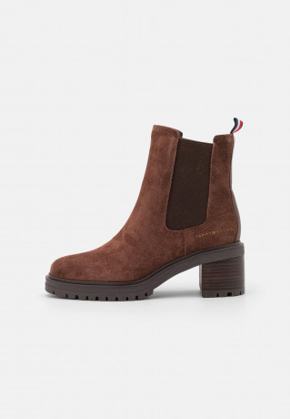 Tommy Hilfiger OUTDOOR CHELSEA MID HEEL BOOT Classic ankle boots truffle brown OUTDOOR CHELSEA MID HEEL BOOT Классические ботильоны трюфель коричневый