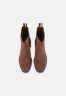 Tommy Hilfiger OUTDOOR CHELSEA MID HEEL BOOT Classic ankle boots truffle brown OUTDOOR CHELSEA MID HEEL BOOT Классические ботильоны трюфель коричневый