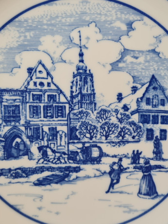 Тарелка декоративная винтажная Hutschenreuther, белый фарфор с бело-голубым рисунком Эльцер Хоф, 20 x 2,5 см, Германия, 1960-70гг.