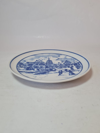 Тарелка декоративная винтажная Hutschenreuther, белый фарфор с бело-голубым рисунком Эльцер Хоф, 20 x 2,5 см, Германия, 1960-70гг.