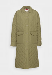 Tommy Hilfiger QUILTED SORONA LONG SHACKET Classic coat parks QUILTED SORONA LONG SHACKET Классическое пальто парки