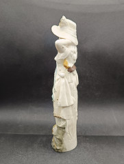 Статуэтка винтажная большая "Вальяжная девушка в шляпе", фарфор, большая, 26 х 9 см, Германия, 1970-80гг.