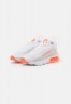 Nike Sportswear AIR MAX 2090 Sneaker low white/crimson tint/bright mango AIR MAX 2090 Низкие кроссовки женские белый/малиновый оттенок/яркое манго