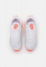 Nike Sportswear AIR MAX 2090 Sneaker low white/crimson tint/bright mango AIR MAX 2090 Низкие кроссовки женские белый/малиновый оттенок/яркое манго