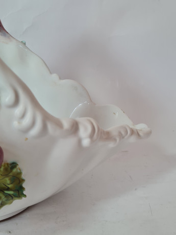 Белая керамическая корзина с декором в виде винограда Bassano Italy, 28 x 19 x 23 см, Италия, 1960-70гг.