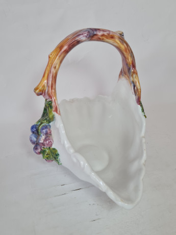 Белая керамическая корзина с декором в виде винограда Bassano Italy, 28 x 19 x 23 см, Италия, 1960-70гг.