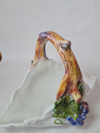 Белая керамическая корзина с декором в виде винограда Bassano Italy, 28 x 19 x 23 см, Италия, 1960-70гг.