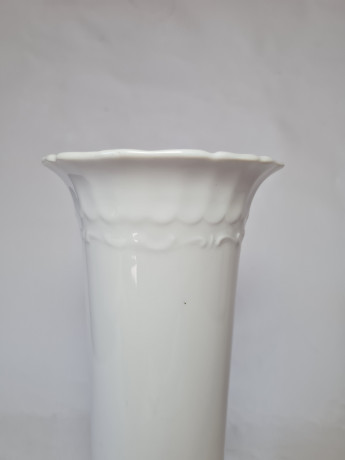 Seltmann Weiden Bavaria Белая фарфоровая ваза с фактурным резным рисунком, 22,5 x 10 см, Германия, 1960-70гг.