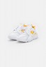 Nike Sportswear W AIR HUARACHE ESS SNKR Sneaker low white/university gold W AIR HUARACHE ESS SNKR Низкие кроссовки женские белый/университетское золото