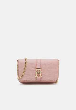 Tommy Hilfiger PLUSH MINI CROSSOVER Across body bag soothing pink PLUSH MINI CROSSOVER Сумка через плечо успокаивающий розовый