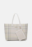 Tommy Hilfiger ICONIC TOTE SET Tote bag feather white  ICONIC TOTE SET Сумка-тоут перо белое