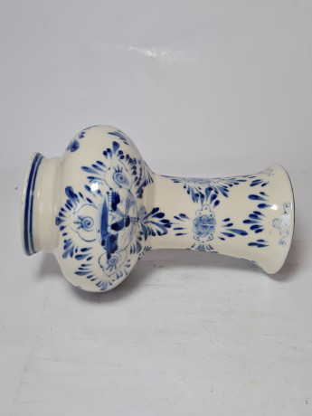 Delfts Винтажная ваза, белый фарфор с голубым рисунком и цветочным декором, 18 x 11,5 см, Германия, 1960-70гг.