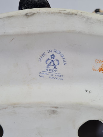 Статуэтка винтажная ARPC Romania "Мужчина с кувшином и зонтиком на лавке", 13 x 10 x 20 см, Румыния, 1960-70гг.