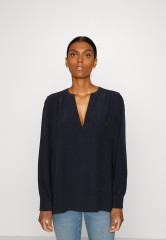 Tommy Hilfiger SOLID V NECK BLOUSE Blouse desert sky БЛУЗКА С V-ОБРАЗНЫМ ВЫРЕЗОМ Блузка небо пустыни
