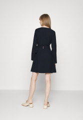 Tommy Hilfiger CREPE WRAP DRESS Day dress desert sky ПЛАТЬЕ ИЗ КРЕПА С ЗАПАХОМ Повседневное платье небо пустыни