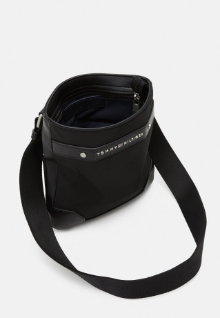 Tommy Hilfiger TH CENTRAL RPREVE MINI CROSSOVER Across body bag black TH CENTRAL RPREVE MINI CROSSOVER Сумка через плечо черный
