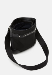 Tommy Hilfiger TH CENTRAL RPREVE MINI CROSSOVER Across body bag black TH CENTRAL RPREVE MINI CROSSOVER Сумка через плечо черный