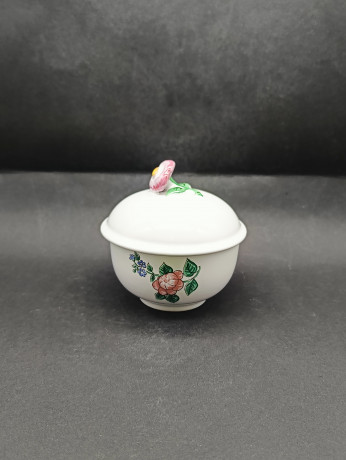 Емкость для сыпучих продуктов винтажная Staatlich Majolika Manufaktur Karlsruhe A.G., с объемным цветком на крышке, керамика, ручная работа, 11.5 см, Германия, 1970-80гг.