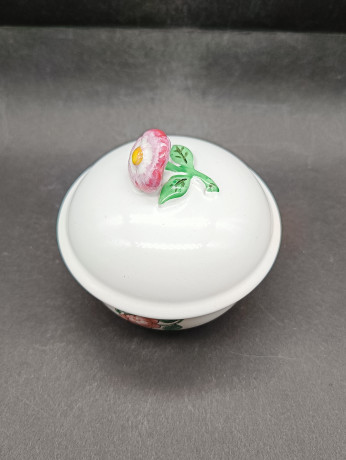 Емкость для сыпучих продуктов винтажная Staatlich Majolika Manufaktur Karlsruhe A.G., с объемным цветком на крышке, керамика, ручная работа, 11.5 см, Германия, 1970-80гг.