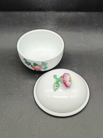 Емкость для сыпучих продуктов винтажная Staatlich Majolika Manufaktur Karlsruhe A.G., с объемным цветком на крышке, керамика, ручная работа, 11.5 см, Германия, 1970-80гг.