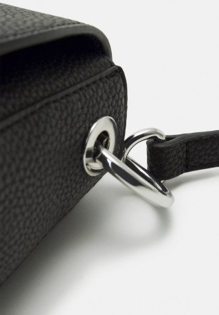 Tommy Hilfiger EMBLEM FLAP CROSSOVER Across body bag black EMBLEM FLAP CROSSOVER Сумка через плечо черный