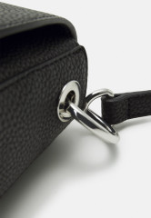 Tommy Hilfiger EMBLEM FLAP CROSSOVER Across body bag black EMBLEM FLAP CROSSOVER Сумка через плечо черный