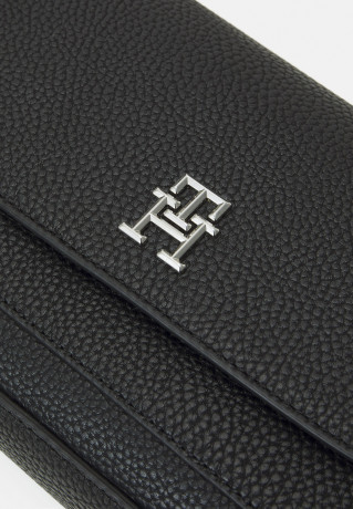 Tommy Hilfiger EMBLEM FLAP CROSSOVER Across body bag black EMBLEM FLAP CROSSOVER Сумка через плечо черный