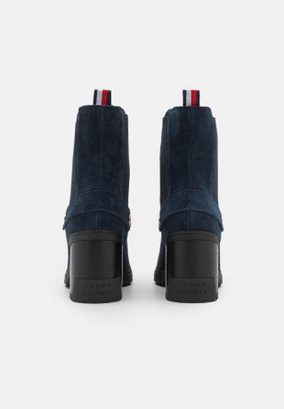 Tommy Hilfiger OUTDOOR BOOT High heeled ankle boots desert sky OUTDOOR BOOT Ботильоны на высоком каблуке небо пустыни