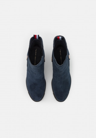 Tommy Hilfiger OUTDOOR BOOT High heeled ankle boots desert sky OUTDOOR BOOT Ботильоны на высоком каблуке небо пустыни