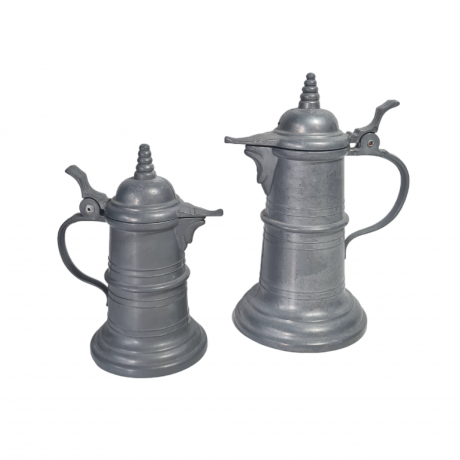 Набор винтажных кувшинов с крышкой в деревенском стиле, традиционное искусство, олово, литье, 2 шт., 17 см и 10 см, Германия, 1990-2000гг.