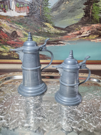 Набор винтажных кувшинов с крышкой в деревенском стиле, традиционное искусство, олово, литье, 2 шт., 17 см и 10 см, Германия, 1990-2000гг.