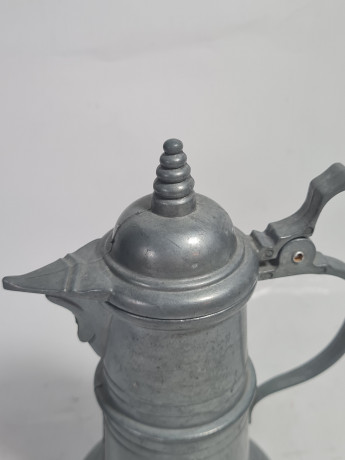 Набор винтажных кувшинов с крышкой в деревенском стиле, традиционное искусство, олово, литье, 2 шт., 17 см и 10 см, Германия, 1990-2000гг.