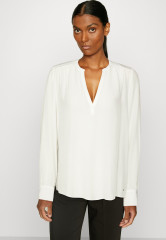 Tommy Hilfiger SOLID V NECK BLOUSE Blouse ecru БЛУЗКА С V-ОБРАЗНЫМ ВЫРЕЗОМ Блузка экрю