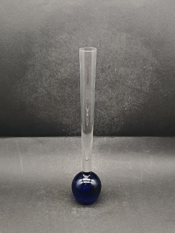 Ваза винтажная большая MCM, узкая, в форме пробирки, с синим основанием, стекло, 26 см, Германия, 1960 год.