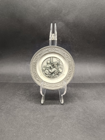 Тарелка декоративная винтажная WMF "Рембрандт. Автопортрет с Саскией", объемный декор, олово, 26 см, Германия, 1960-70гг.