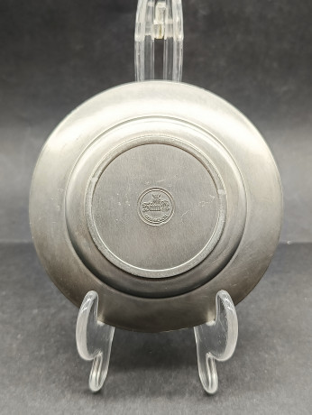 Тарелка декоративная винтажная WMF "Рембрандт. Автопортрет с Саскией", объемный декор, олово, 26 см, Германия, 1960-70гг.