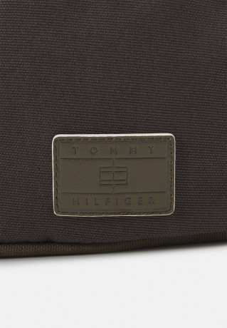 Tommy Hilfiger SURPLUS MINI REPORTER UNISEX Across body bag military/ivory SURPLUS MINI REPORTER UNISEX Сумка через плечо военный/слоновая кость