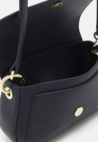 Tommy Hilfiger EMBLEM FLAP CROSSOVER Across body bag space blue EMBLEM FLAP CROSSOVER Сумка через плечо космический синий