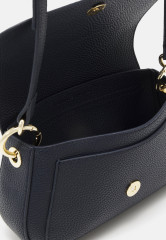 Tommy Hilfiger EMBLEM FLAP CROSSOVER Across body bag space blue EMBLEM FLAP CROSSOVER Сумка через плечо космический синий