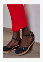 Tommy Hilfiger BASIC CLOSED TOE MID WEDGE Wedges black БАЗОВЫЙ ЗАКРЫТЫЙ НОСОК СРЕДНЯЯ СТАТЬЯ Танкетка черный