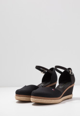 Tommy Hilfiger BASIC CLOSED TOE MID WEDGE Wedges black БАЗОВЫЙ ЗАКРЫТЫЙ НОСОК СРЕДНЯЯ СТАТЬЯ Танкетка черный