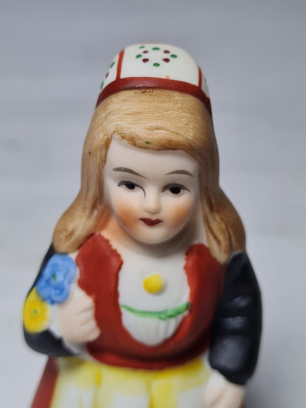 Статуэтка винтажная фарфоровая "Девушка в разноцветном платье", 8 x 3,5 см, Корея, 1960-70гг.