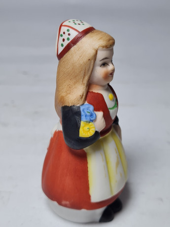 Статуэтка винтажная фарфоровая "Девушка в разноцветном платье", 8 x 3,5 см, Корея, 1960-70гг.