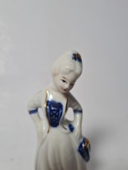 Винтажная фарфоровая статуэтка женщины в викторианском стиле с позолотой, 4см x 11см, Германия, 1960-70гг.