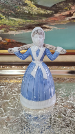 Статуэтка винтажная Lladro "Женщина с коромыслом", фарфор, 13 x 9 см, Испания, 1960-70гг.