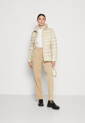 Tommy Hilfiger PADDED GLOBAL STRIPE JACKET Light jacket classic beige УТЕПЛЕННАЯ КУРТКА GLOBAL STRIPE JACKET Легкая куртка классический бежевый