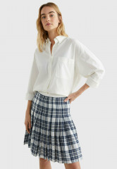 Tommy Hilfiger ICONS CREST BOYFRIEND Button-down blouse ecru ICONS CREST BOYFRIEND Блузка на пуговицах экрю