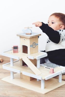 mamabrum Holzparkplatz mit 3 Ebenen und Hubschrauberlandeplatz Деревянная трехуровневая парковка с вертолетной площадкой.